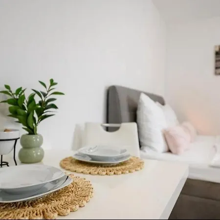Urban Nest Apartment *